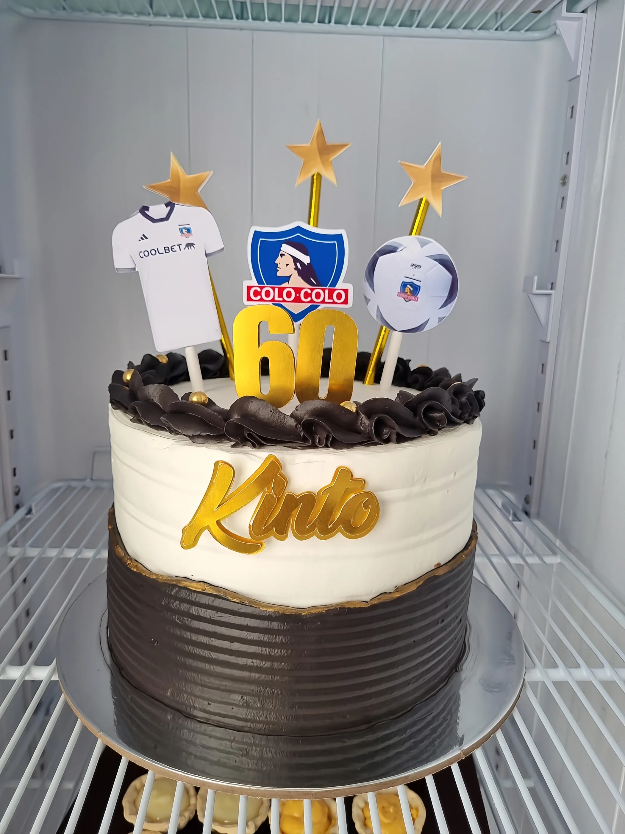Torta blanca y chocolate con escudo de Colo-Colo, camiseta, balón, estrellas y número 60.