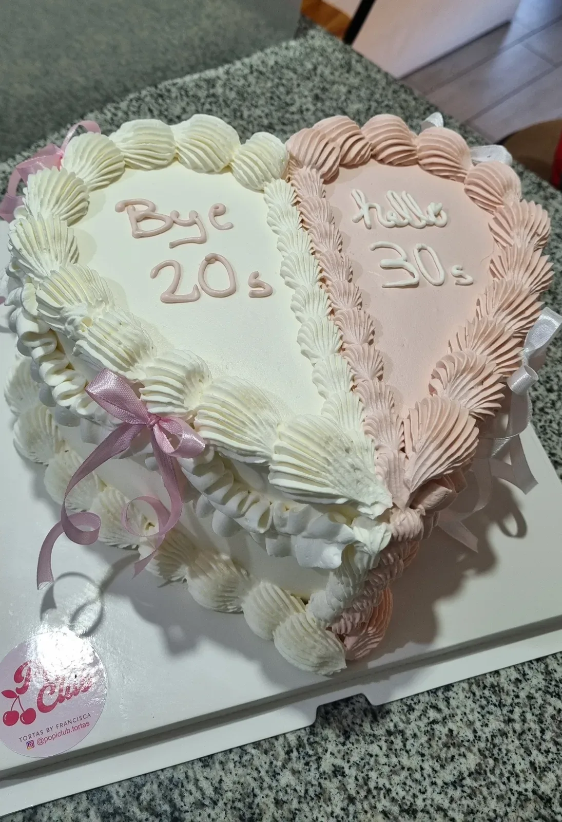 Torta corazón vintage bicolor — torta personalizada